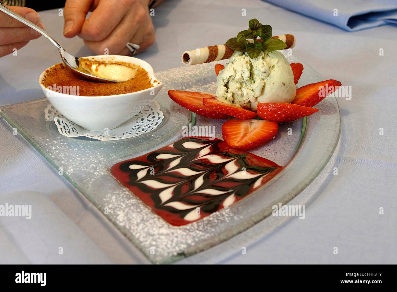 Deserto, Creme Brúlée decorati con frutta e gelato Foto Stock