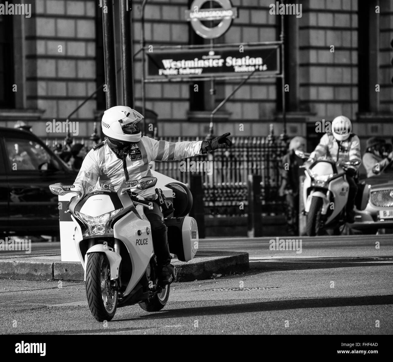 La polizia motociclisti scortare il Ministro del Governo da 10 Downing Street al Parlamento europeo Foto Stock