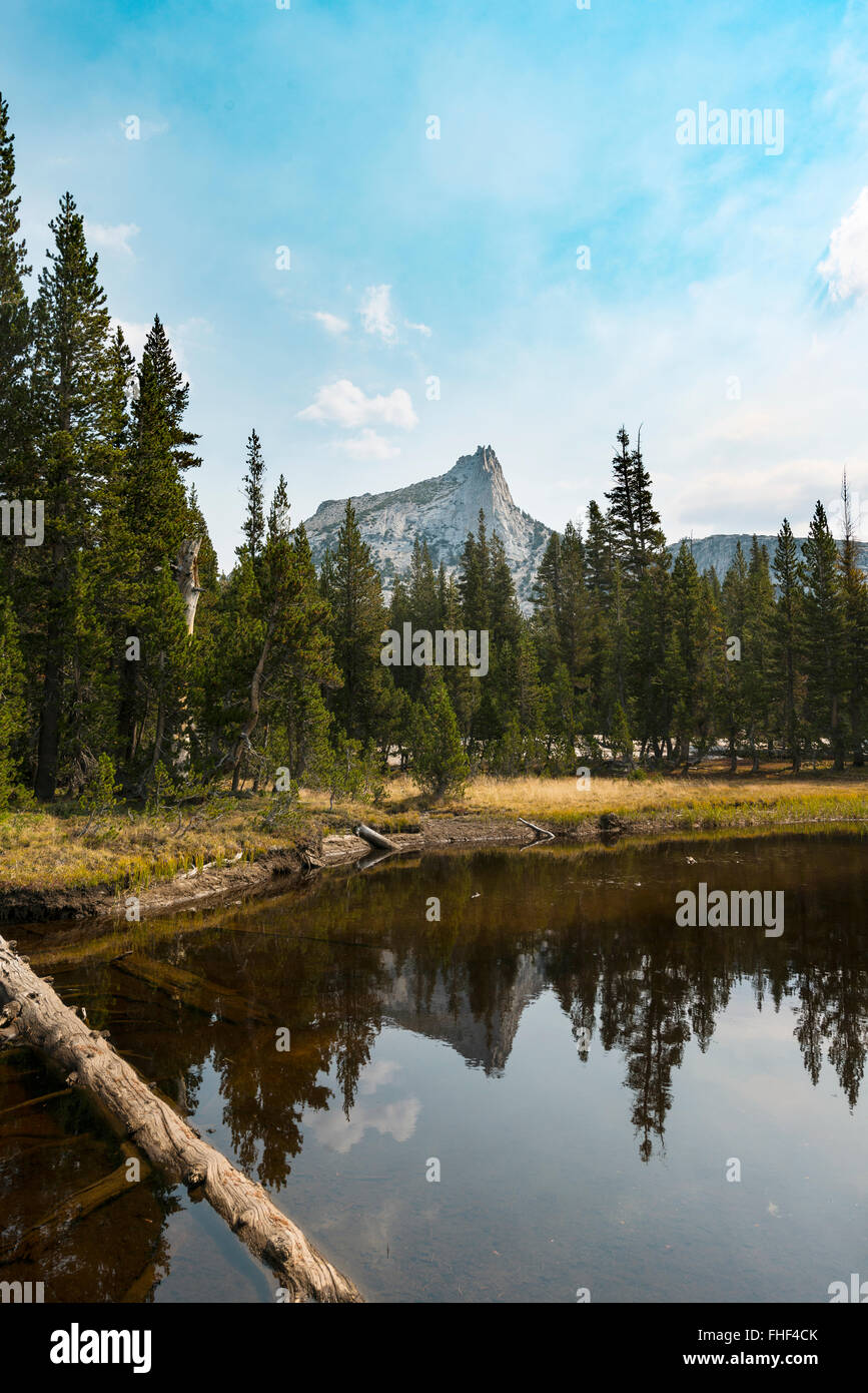 La riflessione in un lago, Cattedrale di picco, Sierra Nevada, del Parco Nazionale Yosemite, Cattedrale gamma, California Foto Stock