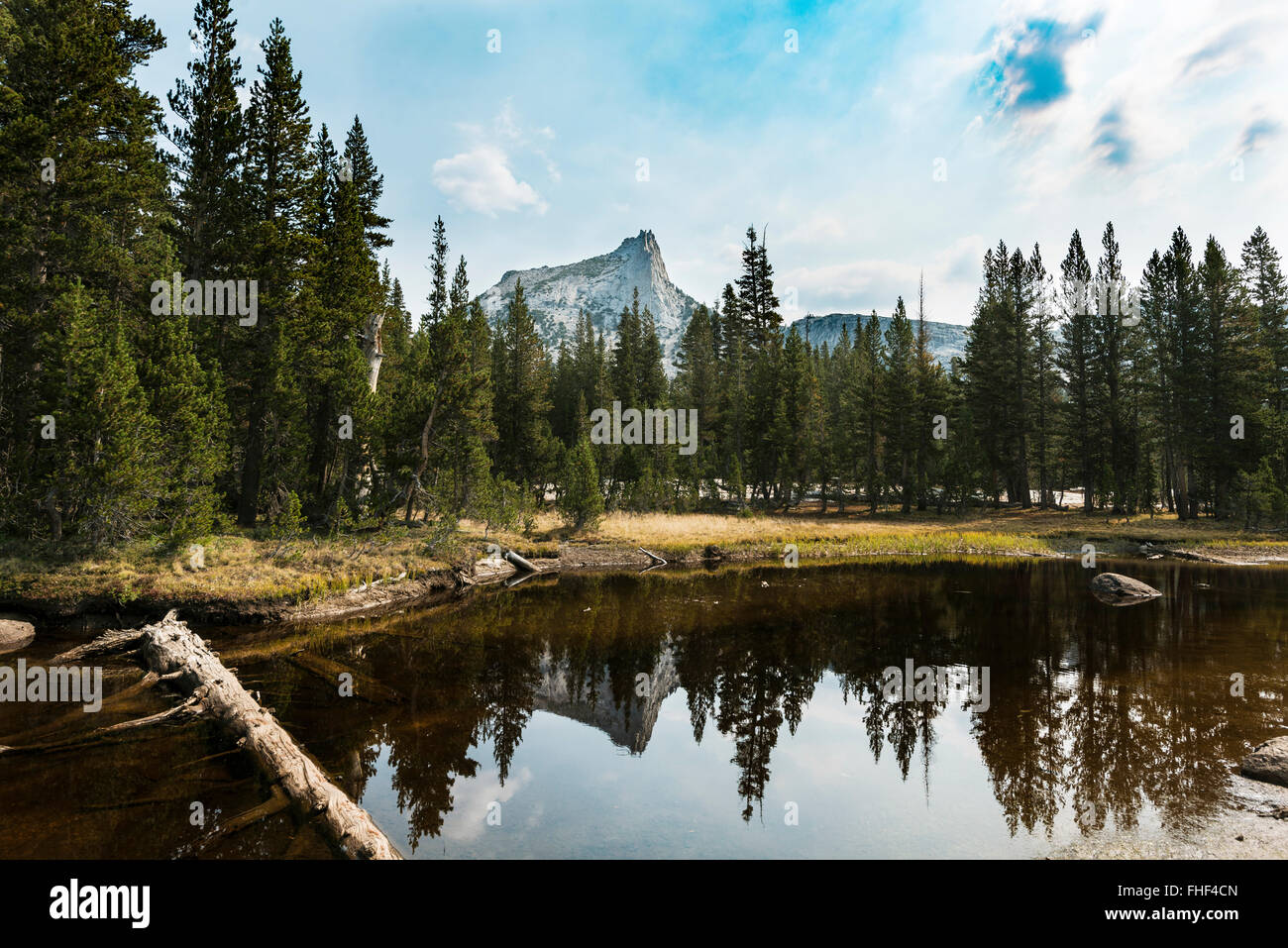 La riflessione in un lago, Cattedrale di picco, Sierra Nevada, del Parco Nazionale Yosemite, Cattedrale gamma, California Foto Stock