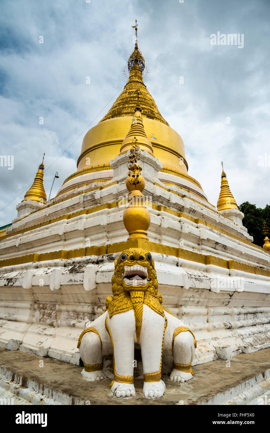 Pagoda, Chinthe statua, antica città di Inwa o Ava, Mandalay Division, MYANMAR Birmania Foto Stock
