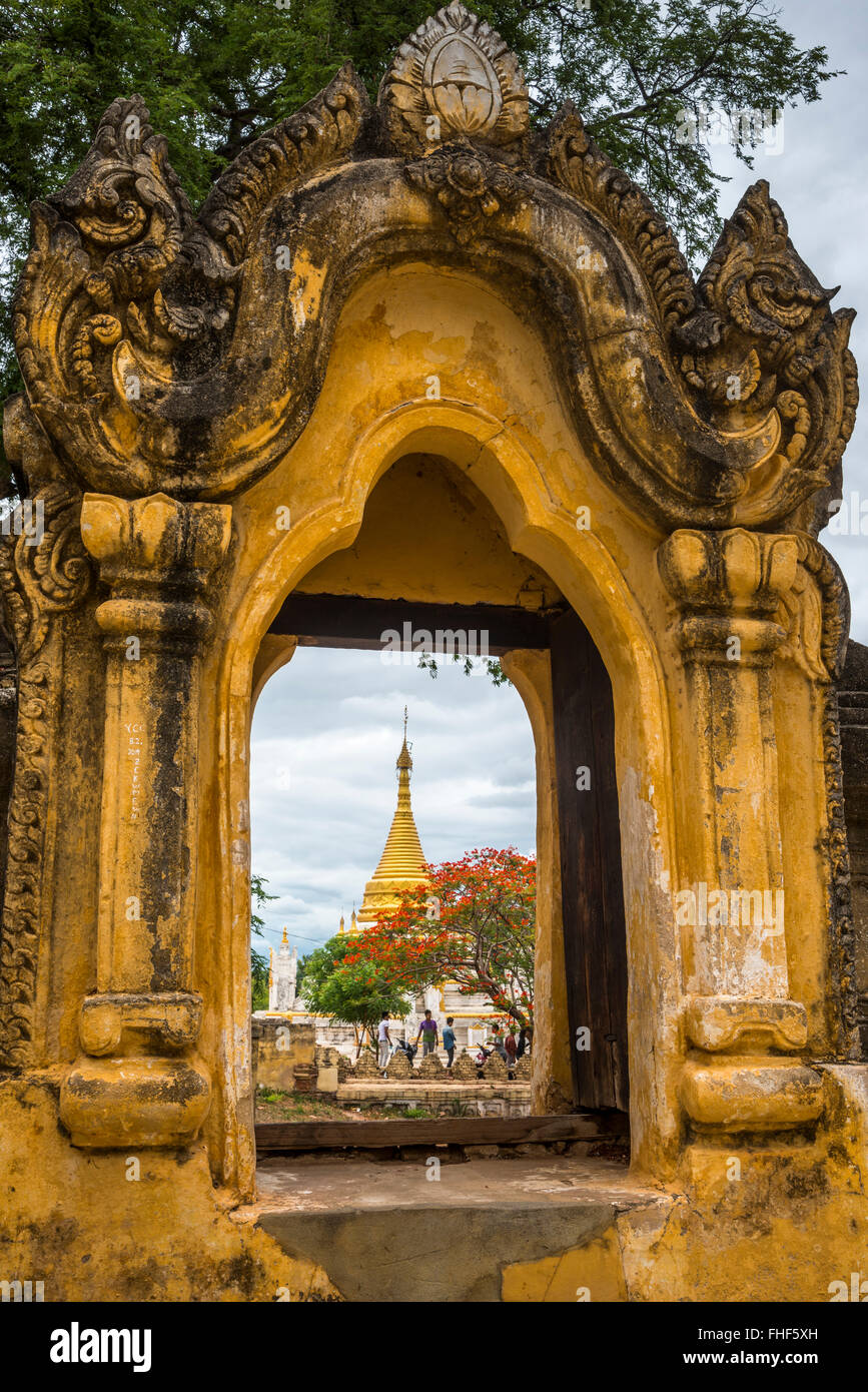 Vista della pagoda attraverso il portale, antica città Inwa o Ava, Mandalay Division, MYANMAR Birmania Foto Stock