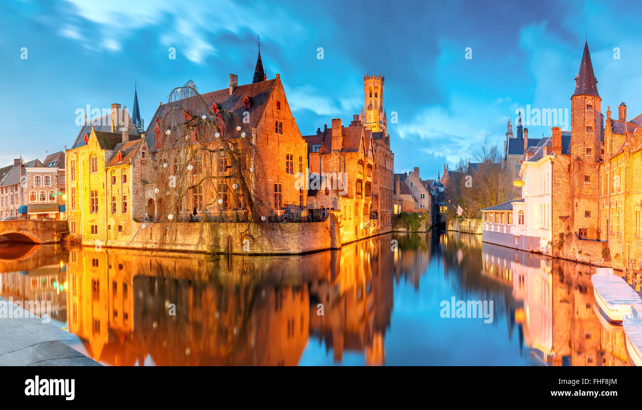 Paesaggio con una torre Belfort da Rozenhoedkaai in Bruges a s Foto Stock