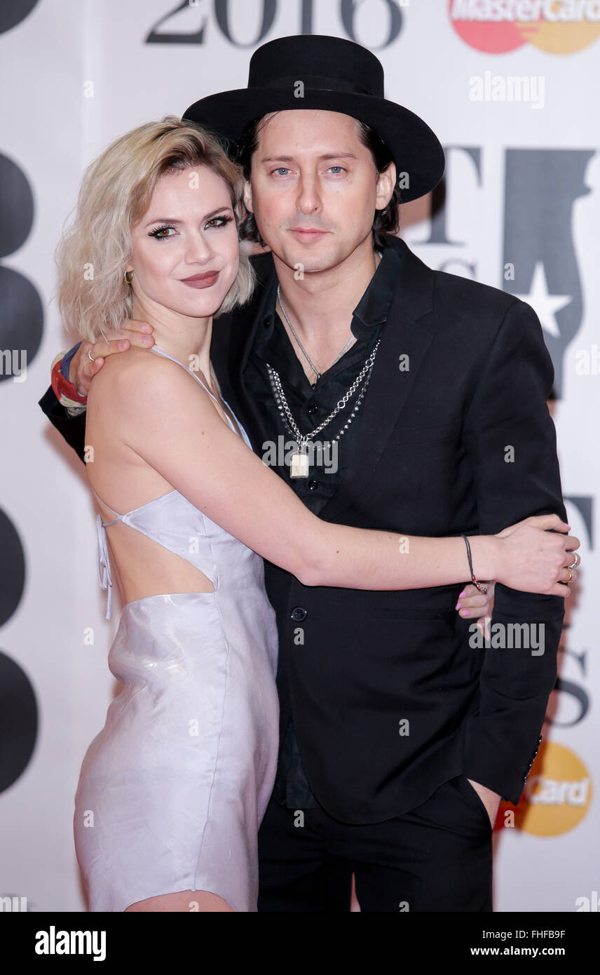 Londra, Regno Unito. 24 Febbraio, 2016. British musicista Carl Barat e gli ospiti arrivano a Brit Awards all'O2 Arena di Londra, Inghilterra, il 24 febbraio 2016. Credito: dpa picture alliance/Alamy Live News Foto Stock