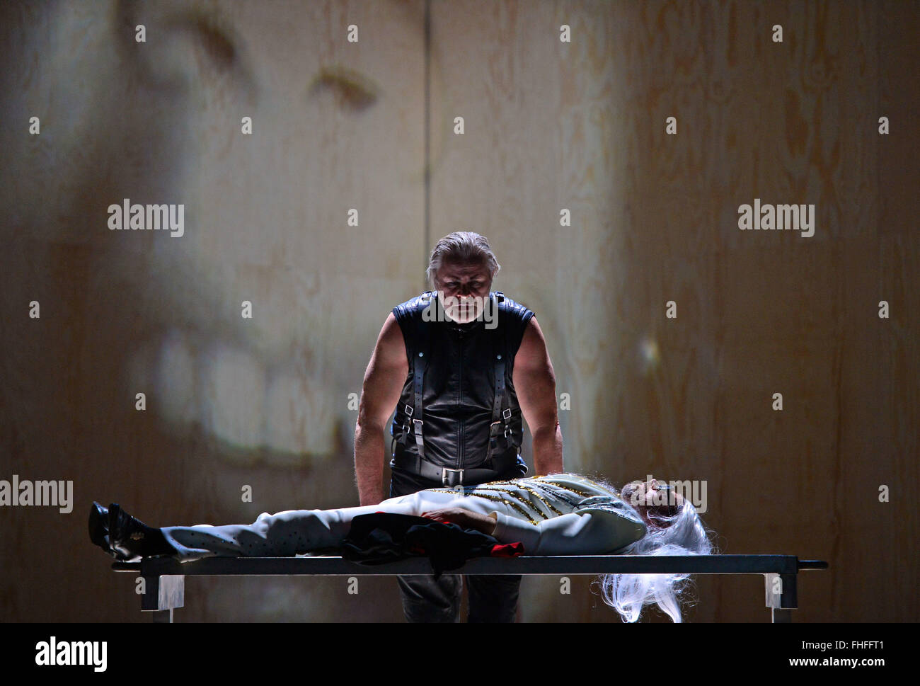 Weimar, Germania. 24 Febbraio, 2016. Lutz Salzmann come Faust(di seguito) e Sebastian Kowski come Mephisto provano una scena da 'Faust, parte due" di Johann Wolfgang von Goethe sul palco del German National Theatre di Weimar, Germania, 24 febbraio 2016. Dopo 8 anno di pausa, il teatro di Weimar è ancora una volta messa in scena una produzione di Goethe 'Faust II." Il teatro del regista Hasko Weber è dirigere il pezzo che anteprime il 27 febbraio 2016. Foto: MARTIN SCHUTT/dpa/Alamy Live News Foto Stock