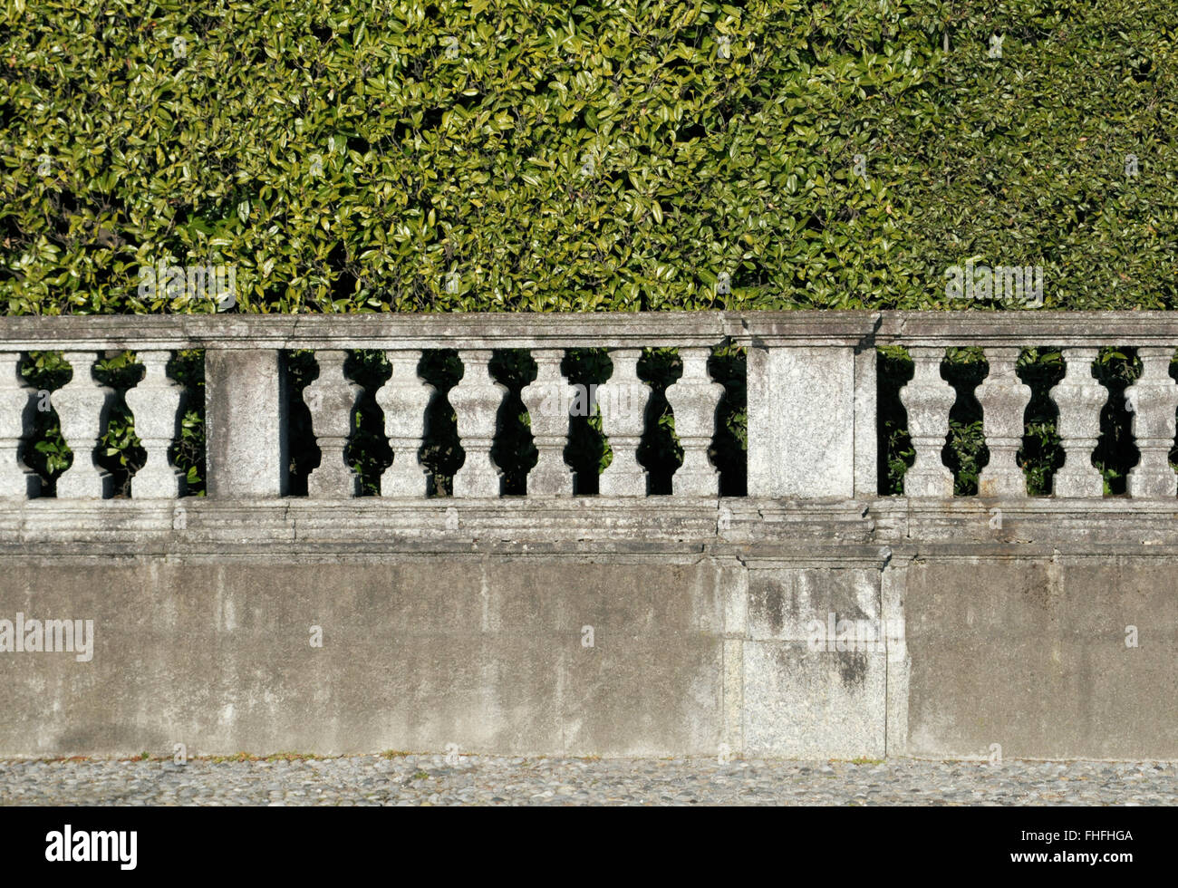 Hedge e pietre ornamentali giardino parete Foto Stock