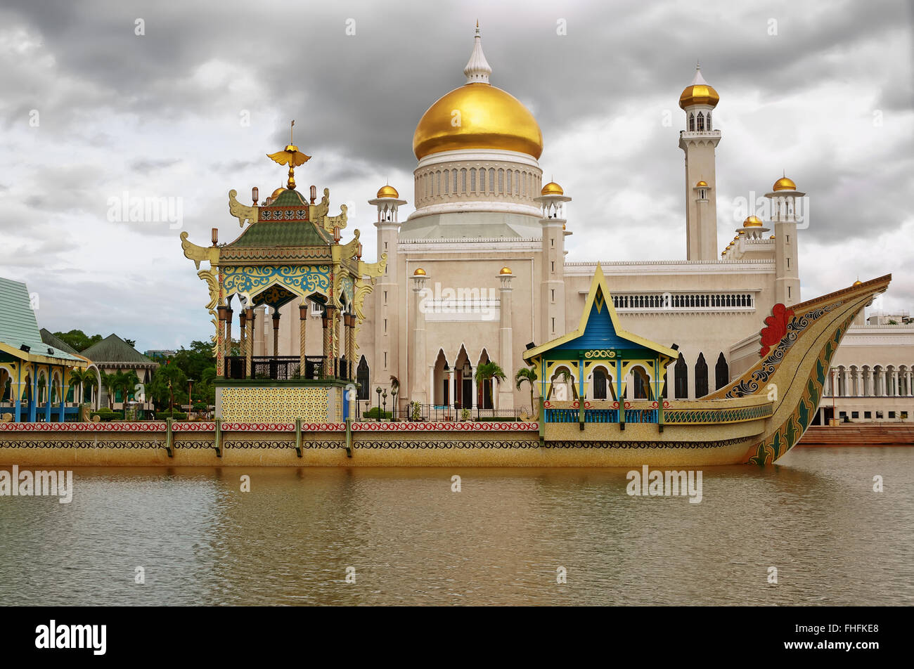 Masjid Sultan Omar Ali Saifuddin Moschea e Royal Barge in BSB, Bandar Seri Begawan, Brunei. Isola di Borneo Foto Stock