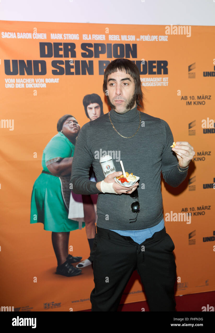 Attore britannico sacha baron cohen arriva alla presentazione del film 'Grimsby" di Berlino, Germania, 24 febbraio 2016. Spiare la commedia arriva al cinema tedesco il 10 marzo 2016. Foto: JOERG CARSTENSEN/dpa Foto Stock
