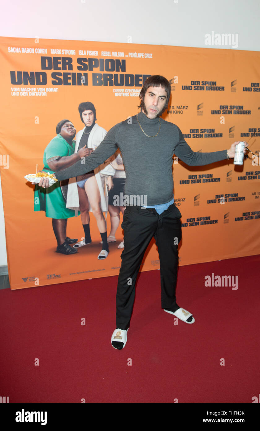 Attore britannico sacha baron cohen arriva alla presentazione del film 'Grimsby" di Berlino, Germania, 24 febbraio 2016. Spiare la commedia arriva al cinema tedesco il 10 marzo 2016. Foto: JOERG CARSTENSEN/dpa Foto Stock
