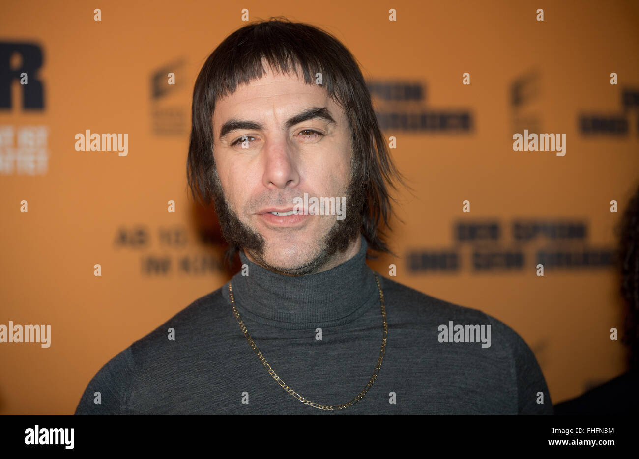 Attore britannico sacha baron cohen arriva alla presentazione del film 'Grimsby" di Berlino, Germania, 24 febbraio 2016. Spiare la commedia arriva al cinema tedesco il 10 marzo 2016. Foto: JOERG CARSTENSEN/dpa Foto Stock