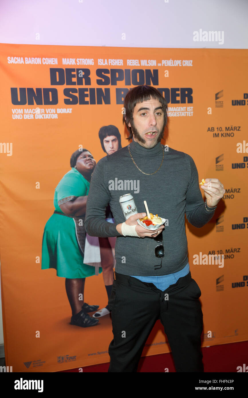 Attore britannico sacha baron cohen arriva alla presentazione del film 'Grimsby" di Berlino, Germania, 24 febbraio 2016. Spiare la commedia arriva al cinema tedesco il 10 marzo 2016. Foto: JOERG CARSTENSEN/dpa Foto Stock