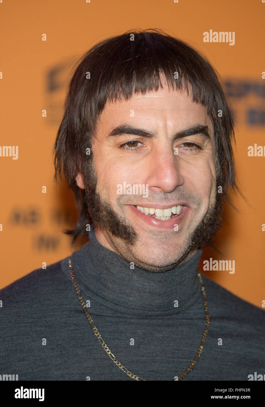 Attore britannico sacha baron cohen arriva alla presentazione del film 'Grimsby" di Berlino, Germania, 24 febbraio 2016. Spiare la commedia arriva al cinema tedesco il 10 marzo 2016. Foto: JOERG CARSTENSEN/dpa Foto Stock