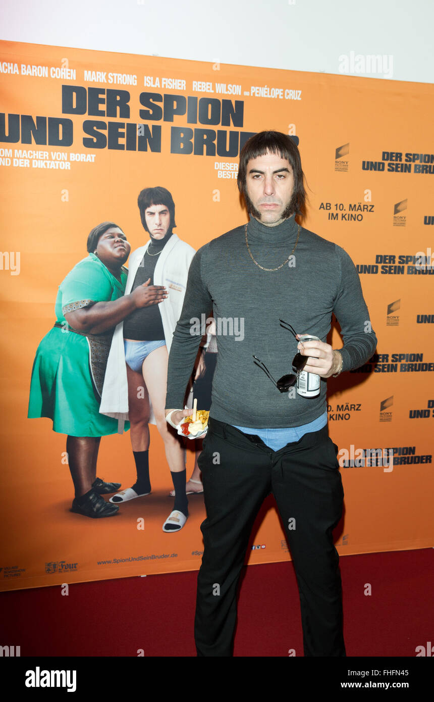 Attore britannico sacha baron cohen arriva alla presentazione del film 'Grimsby" di Berlino, Germania, 24 febbraio 2016. Spiare la commedia arriva al cinema tedesco il 10 marzo 2016. Foto: JOERG CARSTENSEN/dpa Foto Stock