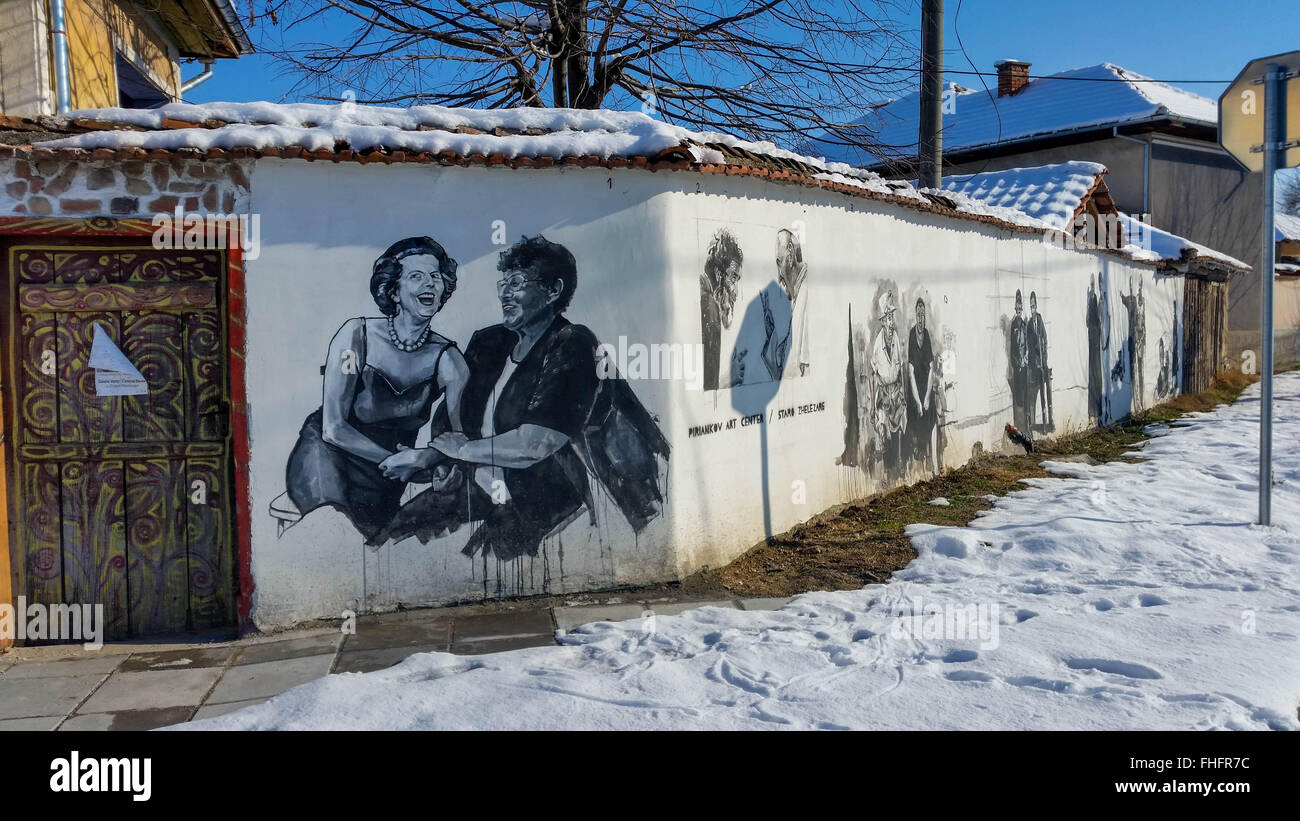 Anziani abitanti del villaggio bulgaro di Staro Zhelezare, a est della capitale Sofia, visitare i ritratti di alcuni ex e attuale leader politici di tutto il mondo e altre persone famose tra cui David Cameron, la Regina Elisabetta II, Margaret Thatcher, Vladimir Putin, Barack Obama, Steve Jobs, il Dalai Lama, Papa Francesco, Winston Churchill, Mikhail Gorbaciov, Lady Diana, Angela Merkel, e di Fidel Castro. I RITRATTI sono state dipinte a cittadini residenti e gli edifici governativi nel villaggio bulgaro e artisti polacchi. Gli abitanti del villaggio della speranza che questa attrazione porterà più turisti stranieri per l'area. Foto Stock