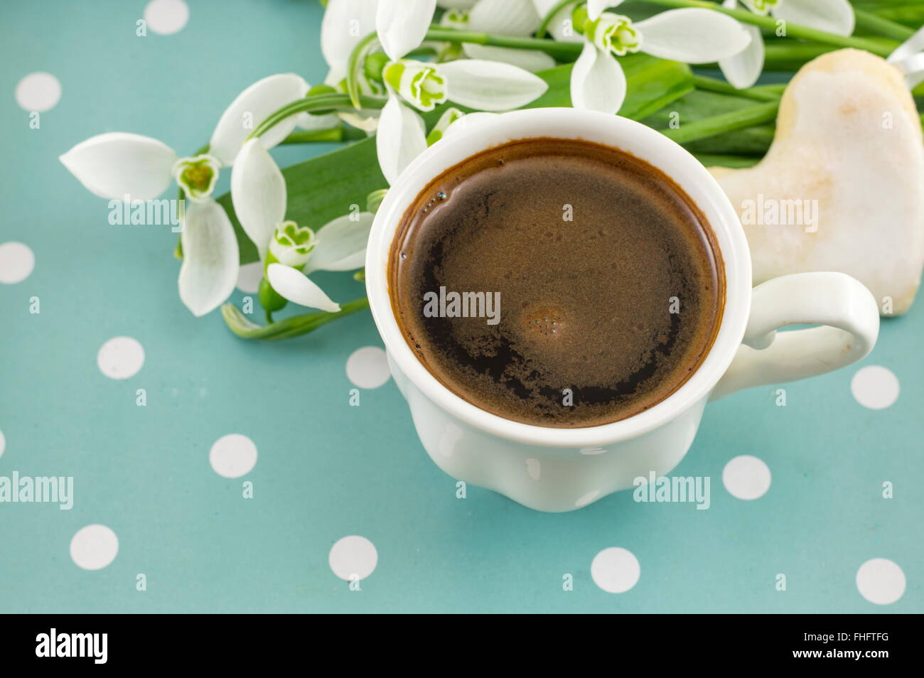 Tazza di caffè con bucaneve Foto Stock