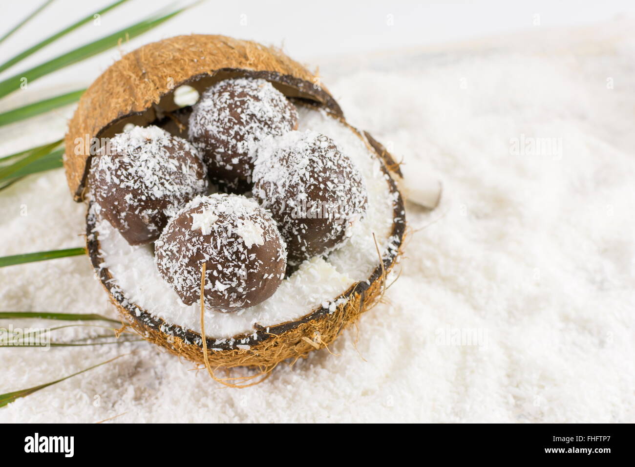 Cocco fresco e fatti in casa i cookie di cocco sulla parte superiore della noce di cocco con messa a terra Foto Stock