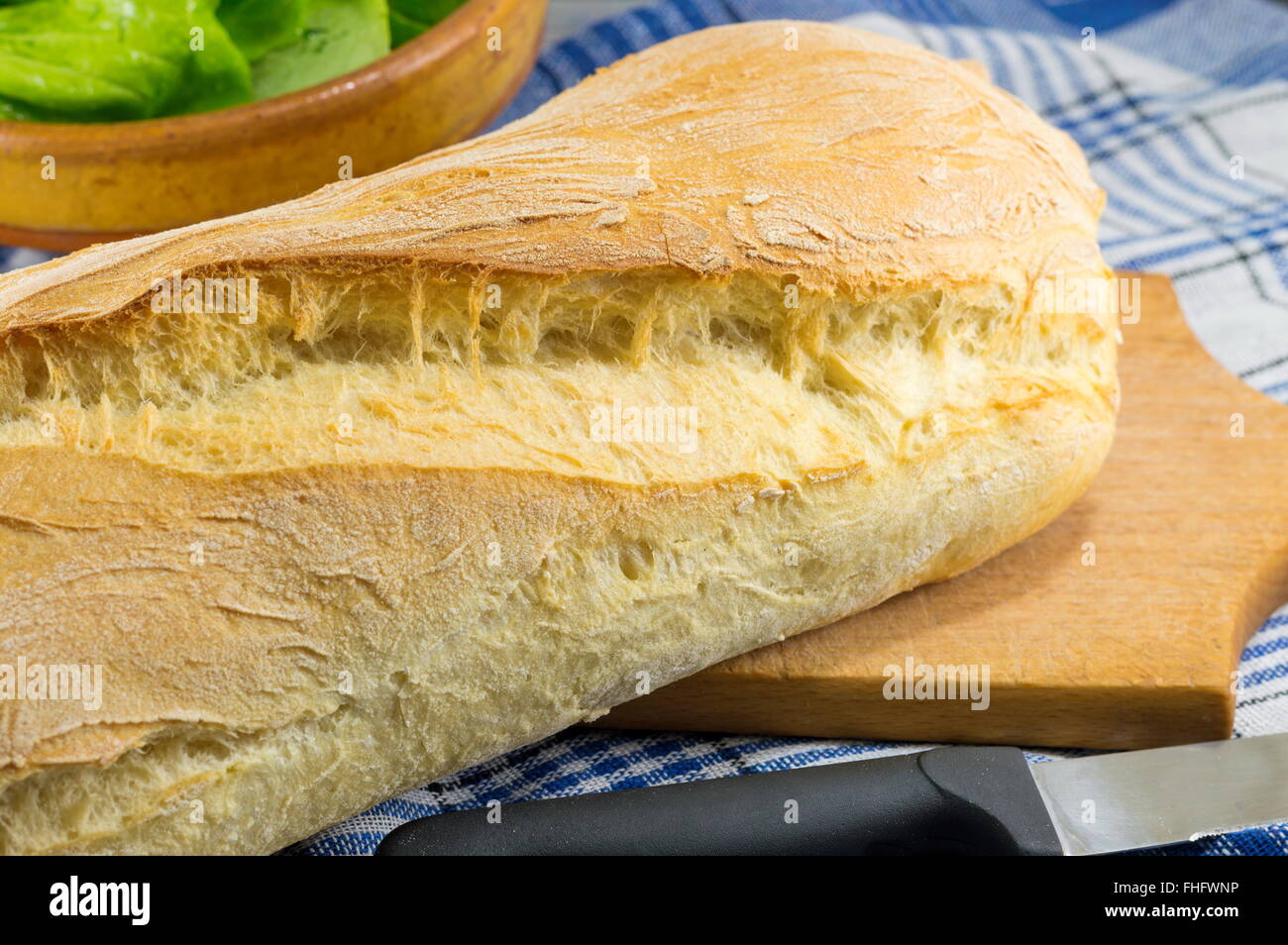 Home pane cotto al forno e un coltello sul tavolo Foto Stock