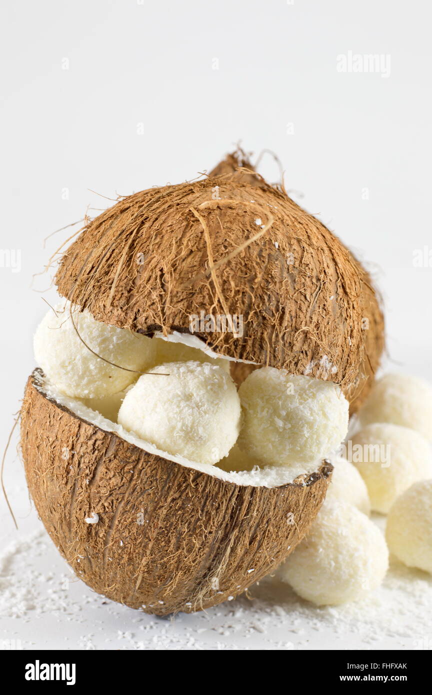 Cocco fresco e cocco i cookie su bianco Foto Stock