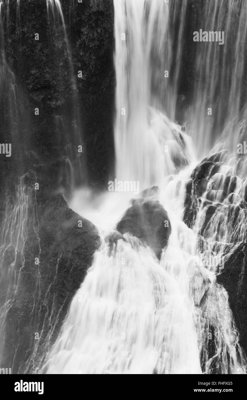 Cascata islandese dettaglio in bianco e nero. In verticale Foto Stock