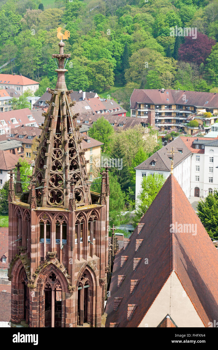 Torre di Friburgo Munster cattedrale, una chiesa medievale di Freiburg im Breisgau city, Baden-Wuerttemberg membro, Germania Foto Stock