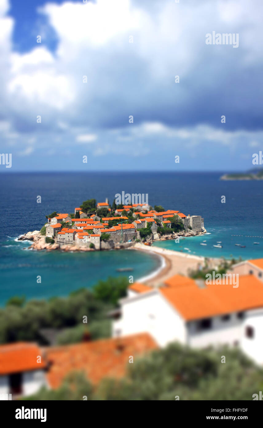 Sveti Stefan isola nel mare Adriatico, Montenegro. Tilt-shift effetto miniatura Foto Stock