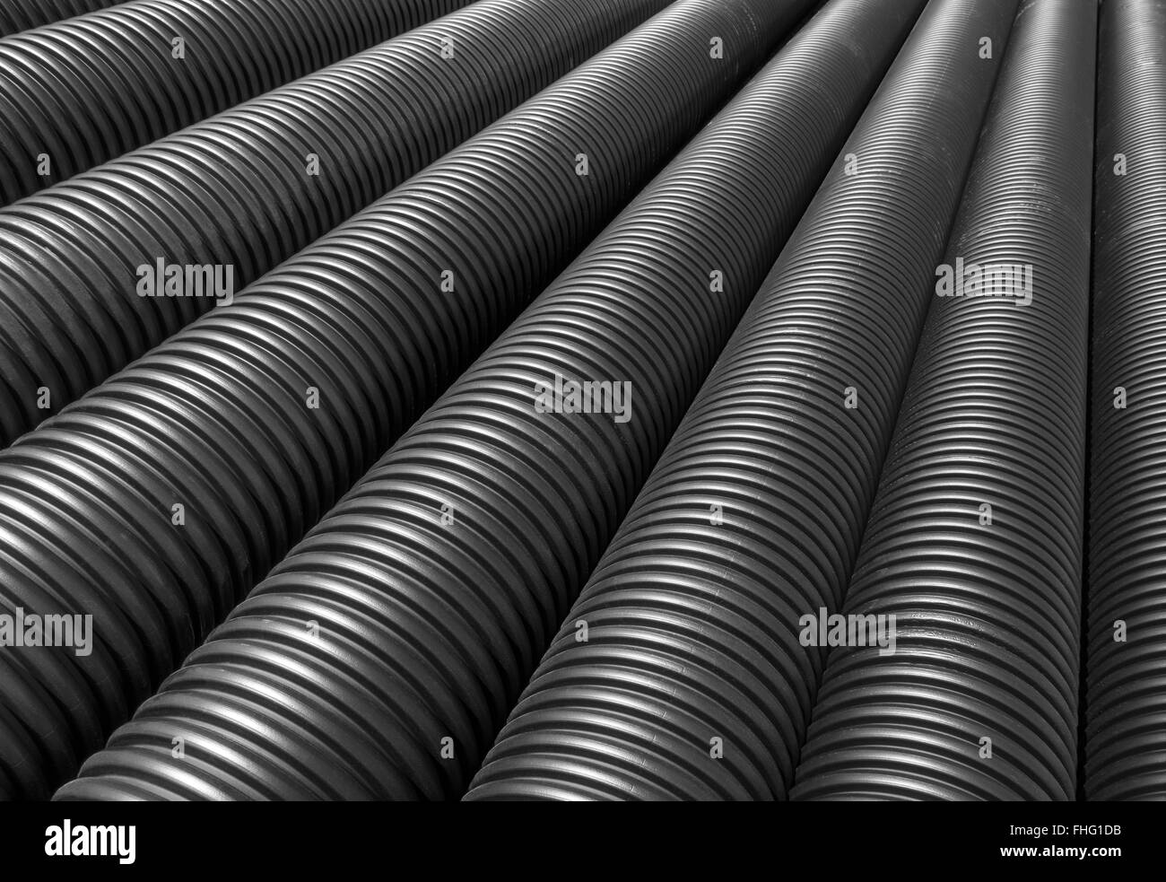 Grande nero tubi in materia plastica giacciono affiancati Foto Stock
