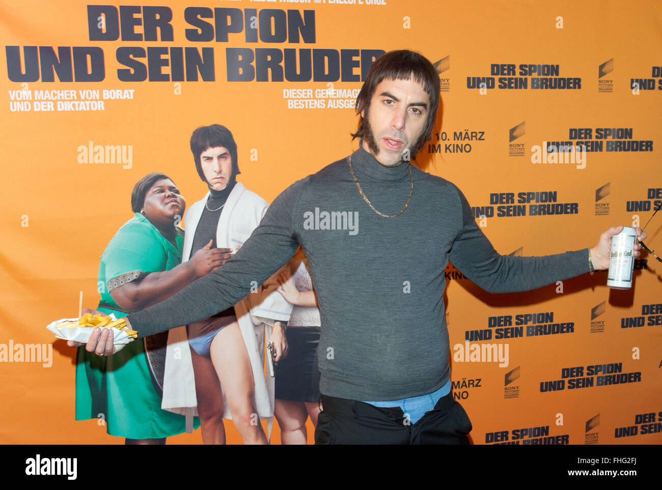 Berlino, Germania. 24 Febbraio, 2016. Attore britannico sacha baron cohen arriva alla presentazione del film 'Grimsby" di Berlino, Germania, 24 febbraio 2016. Spiare la commedia arriva al cinema tedesco il 10 marzo 2016. Foto: JOERG CARSTENSEN/dpa/Alamy Live News Foto Stock