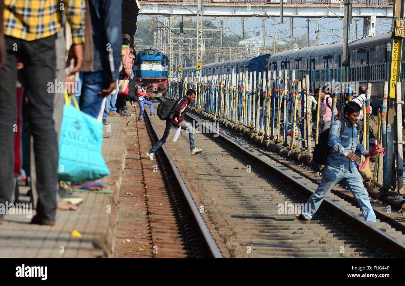 Febbraio 25, 2016 - Allahabad, Uttar Pradesh, India - Allahabad: Indiano commters barrare il binario ferroviario a prendere un treno di Allahabad nodo ferroviario di Allahabad su 25-02-2016. il giorno di ministro delle Ferrovie Suresh Prabhu svelata la annuale di bilancio delle ferrovie in India del Parlamento. L India ha detto che il roll out wifi per centinaia di stazioni, installare 17.000 hi-tech bagni sui treni e professionalizzare il suo qualificato servizio di facchinaggio o ''coolies'' sotto un drive di modernizzare il suo scricchiolio delle ferrovie. foto di prabhat kumar verma (credito Immagine: © Prabhat Kumar Verma via ZUMA filo) Foto Stock