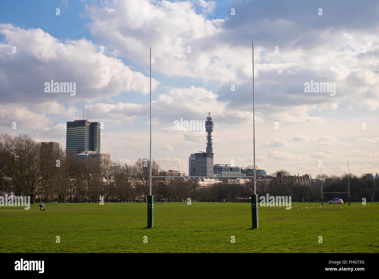 Vista del Post Office Torre da Regents Park in inverno London Inghilterra England Foto Stock