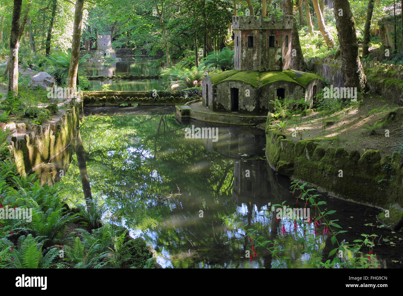Bella Palacio da Pena giardini nel villaggio storico di Sintra, Portogallo Foto Stock