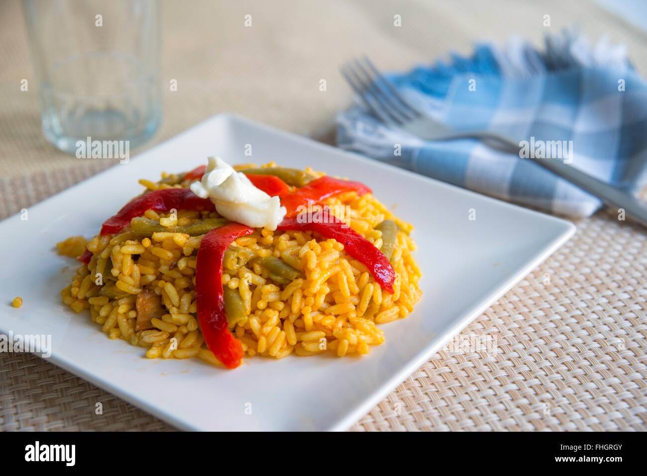 Paella Valenciana di servire. Chiudere la vista. Foto Stock