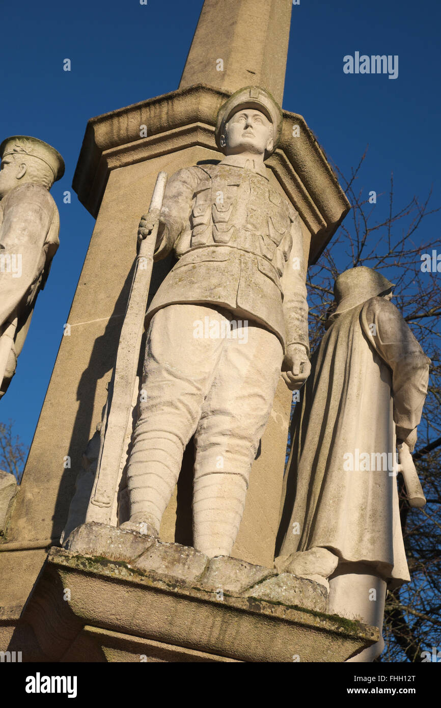 Builth Wells, Galles il memoriale di guerra con le figure di un soldato, marinaio, Airman e marinaio mercantile fu eretto nel 1924 Foto Stock