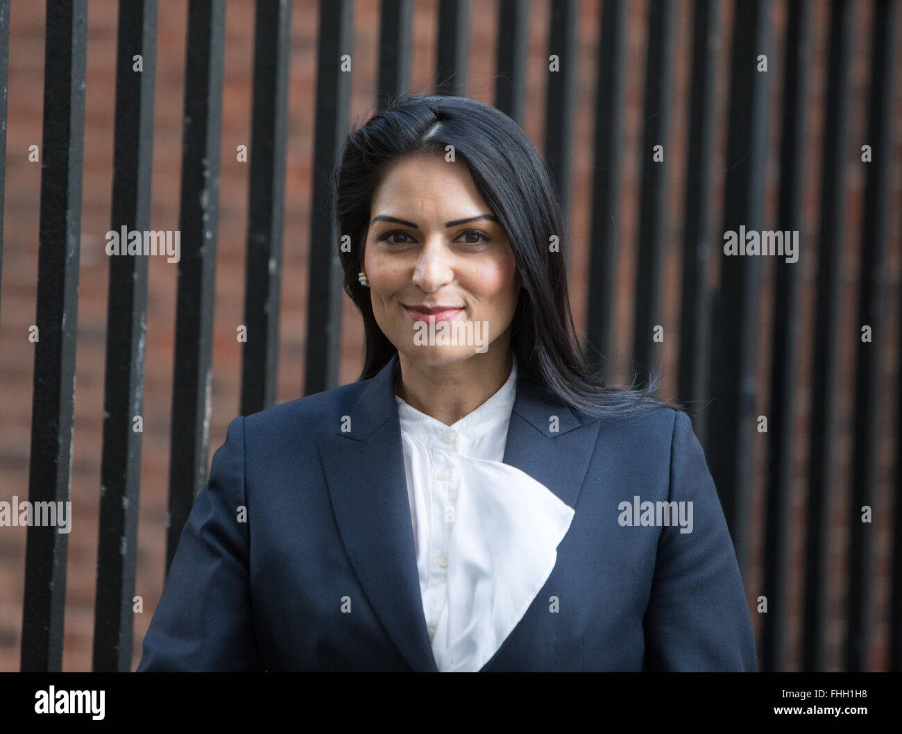 Priti Patel,il Ministro di Stato per l'occupazione,lascia il numero 10 di Downing Street dopo una riunione del gabinetto Foto Stock