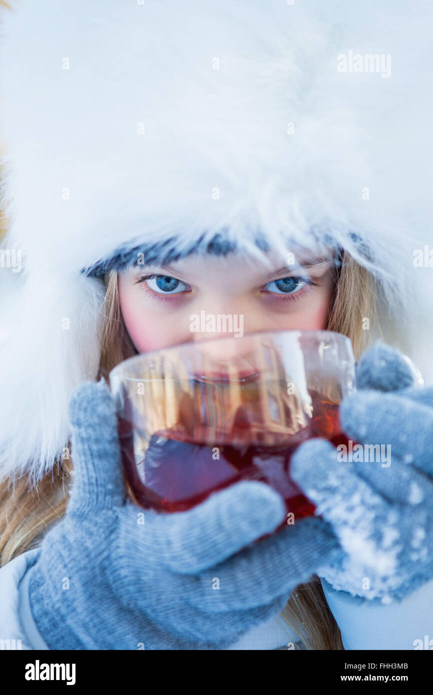 Ragazza carina di bere il tè caldo Foto Stock