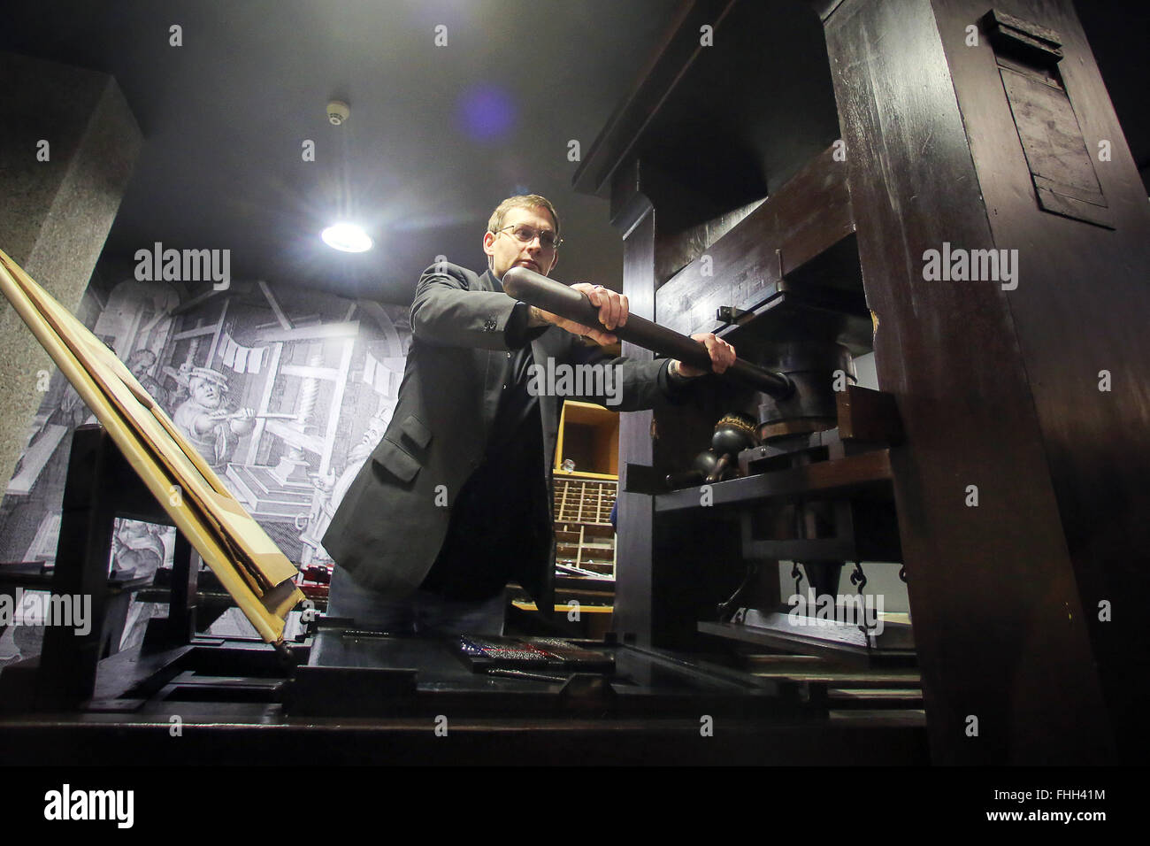 Mainz, Germania. Il 25 febbraio, 2016. Il nuovo Mainz 2016 writer in residence, scrittore Clemens Meyer, sorge da una macchina da stampa di Gutenberg Museum durante un evento stampa in Mainz, Germania, 25 febbraio 2016. Il 32-anno-vecchio writer è il destinatario della letteratura premio assegnato dalla ZDF, 3sat e la città di Magonza, con una dotazione di 12.500 euro. Foto: FREDRIK VON ERICHSEN/dpa/Alamy Live News Foto Stock