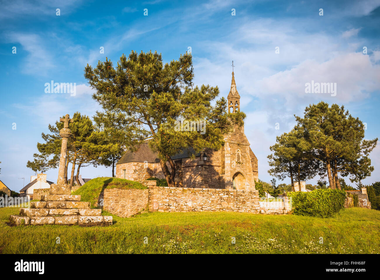 Vecchia chiesa medievale nella regione Bretagna, Francia Foto Stock