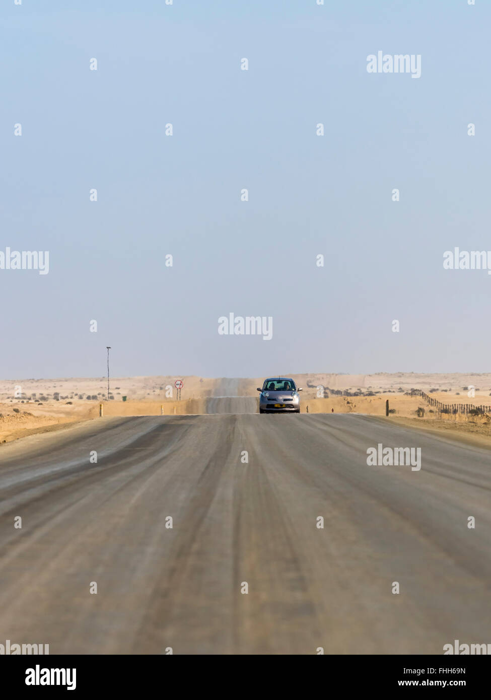 La Namibia, Regione di Erongo, vetture sulla guida Lonely strada costiera C64 Foto Stock