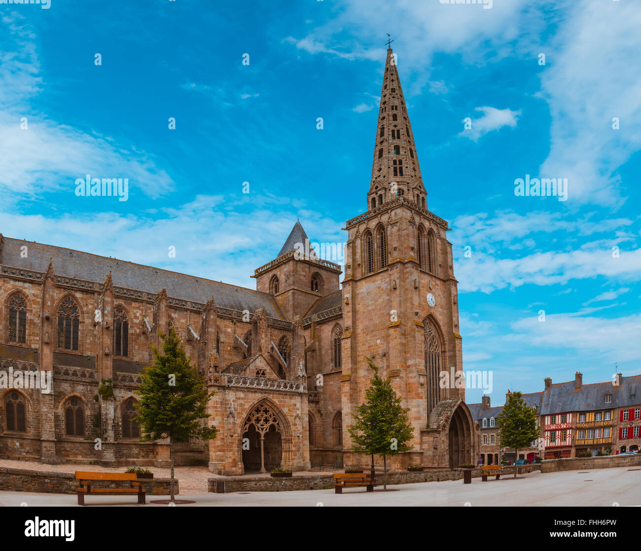 La piazza principale e la Cattedrale di Saint-Tugdual de Treguier. La chiesa cattolica romana e la ex Cattedrale di Treguier in Bretagna Foto Stock