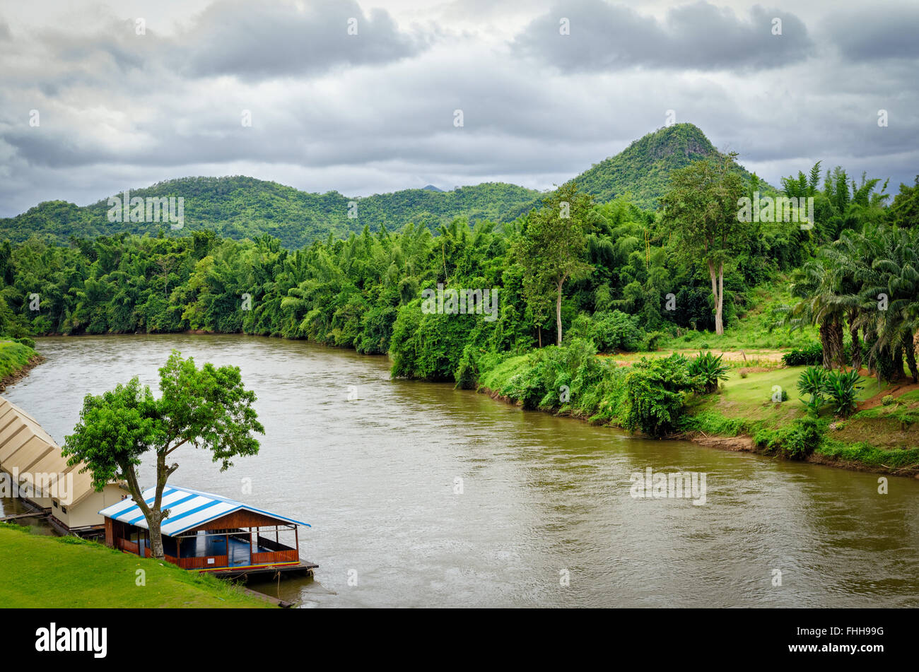 Thailandia il fiume Kwai e tipico paesaggio Foto Stock