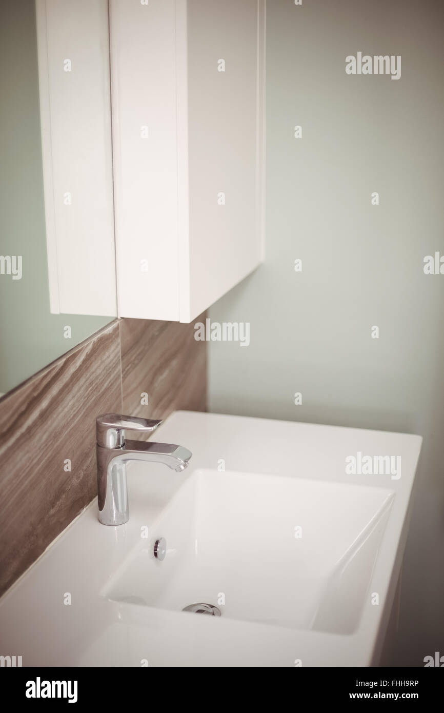 Dissipatore di bianco in un bagno Foto Stock