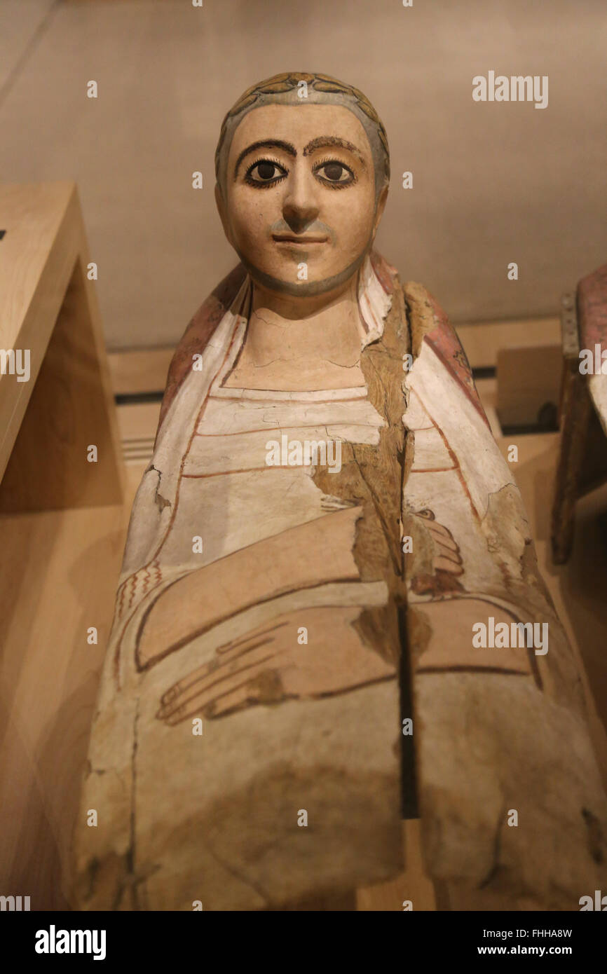 Nelle province orientali dell'Impero Romano. Necropoli di Hermopolis, Medio Egitto. Maschera di mummia di un uomo con poggiatesta. 3nd secolo. Louvre Foto Stock
