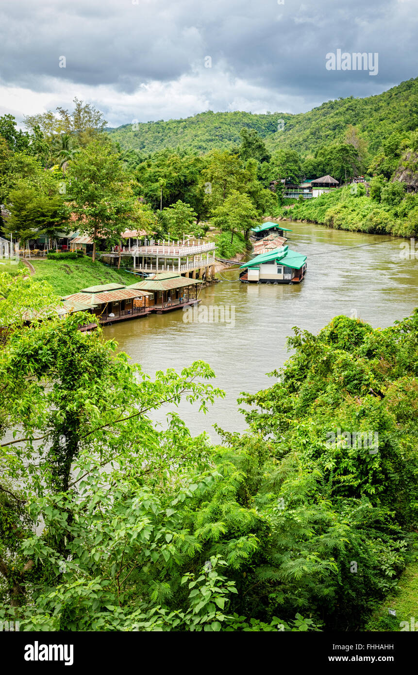 Thailandia il fiume Kwai e tipico paesaggio Foto Stock