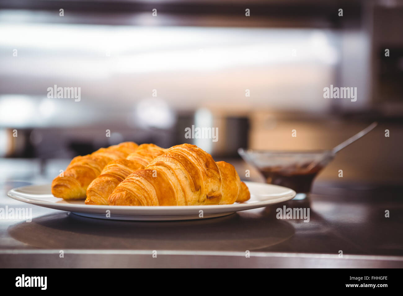Piastra del croissant presso la stazione di ordine Foto Stock