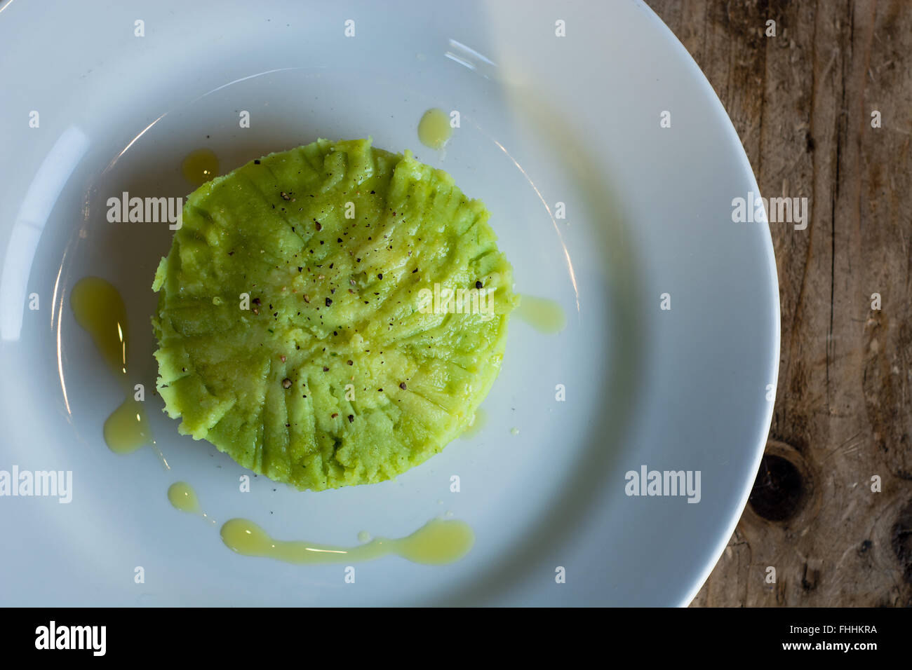 Il verde di purè di patate. Il ristorante francese preparata mash, verde mediante inclusione di prezzemolo con olio di oliva e pepe Foto Stock