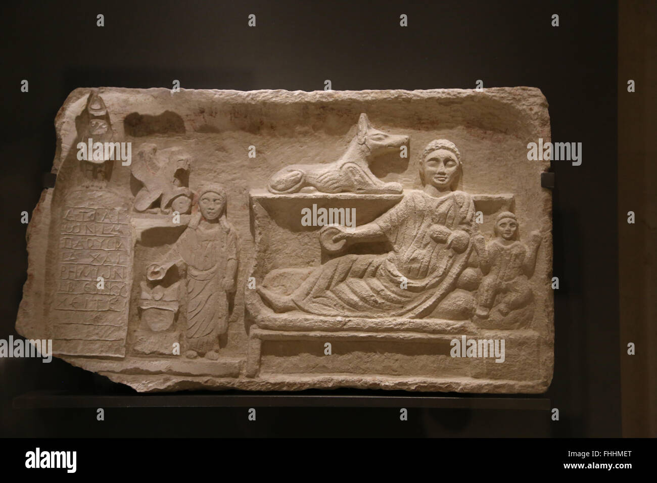 In epoca romana. Stele di Atilon e la sua famiglia. Iii secolo D.C. Atilon sdraiata su un lettino, protetto da Anubis e Horus. Foto Stock