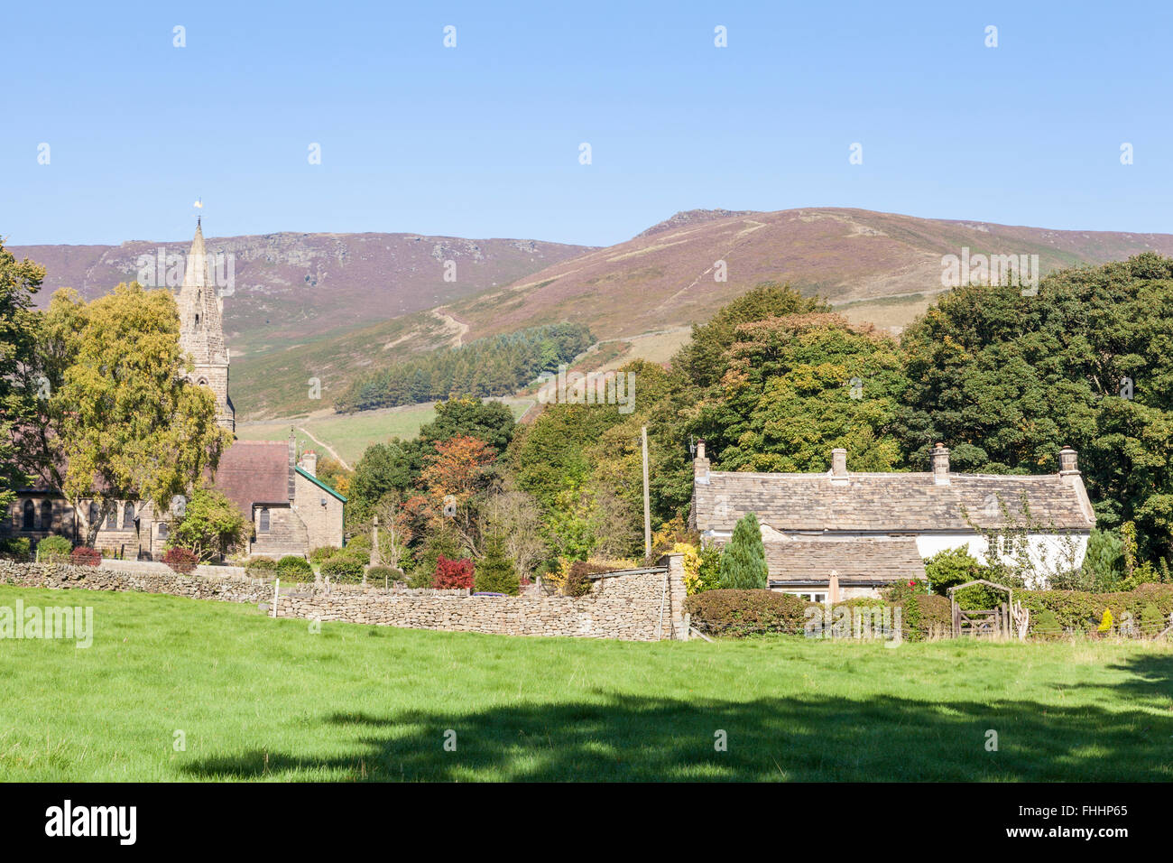 Chiesa e cottage nel villaggio di Edale con Kinder Scout salendo dietro. Edale, Derbyshire, Parco Nazionale di Peak District, England, Regno Unito Foto Stock
