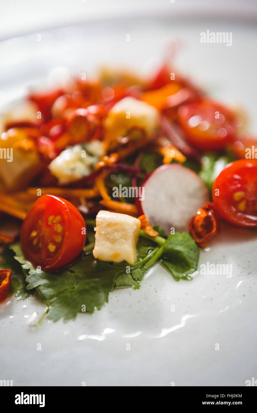 La ciliegia insalata di pomodoro sul contatore Foto Stock