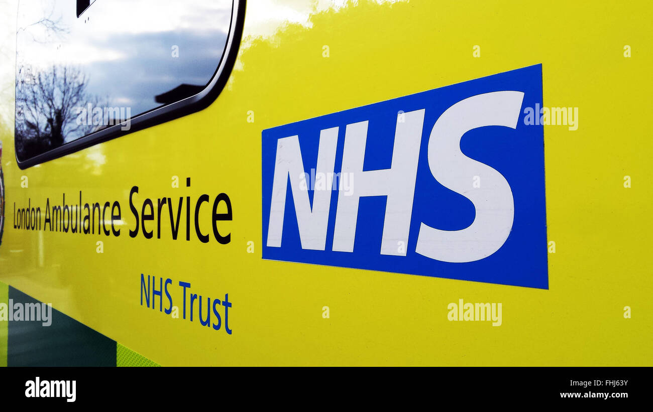 Segno di NHS su Londra Ambulanza Foto Stock