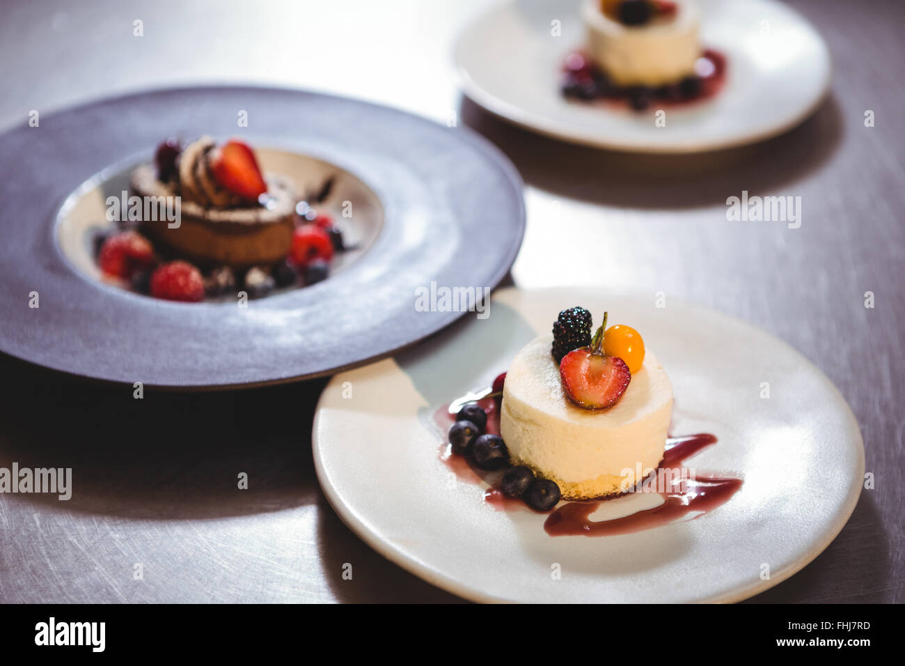 Piastre di dessert presso la stazione di ordine Foto Stock