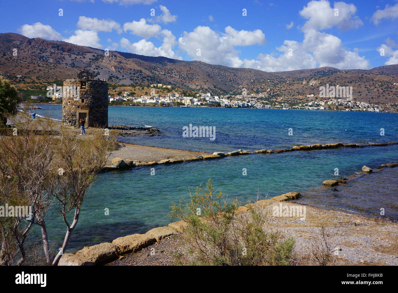 Vecchio Mulino a vento sulla isola di Spinalonga con città Elounda, isola di Creta, Grecia Foto Stock